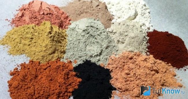 Горки косметической глины разных цветов