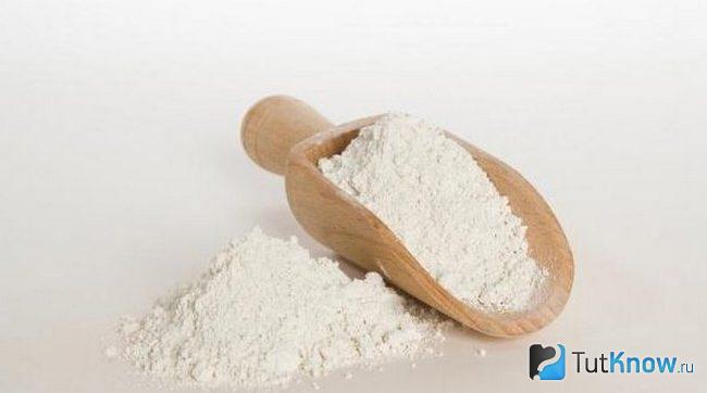 Горка белой косметической глины крупным планом