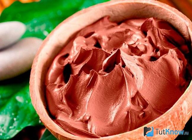 Миска с красной косметической глиной
