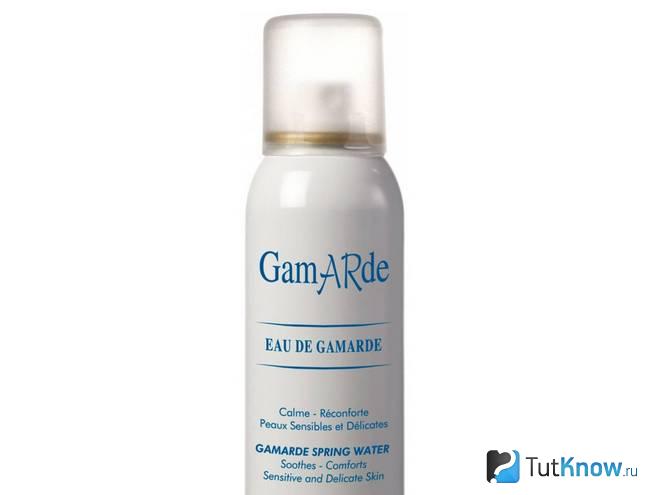 Флакон с термальной водой Eau de Gamarde на белом фоне