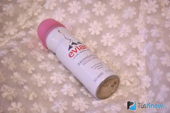 Флакон термальной воды марки Evian