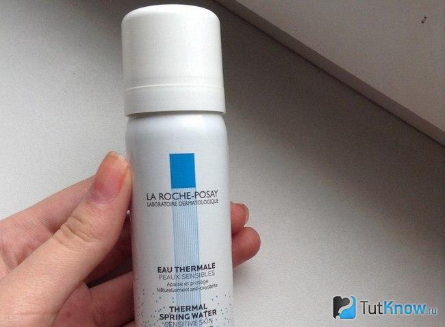 Флакон с термальной водой La Roche-Posay в руке