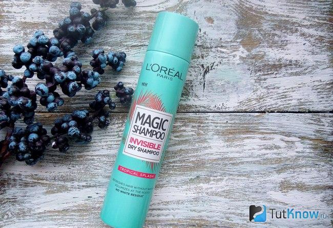 Флакон с сухим шампунем L’OREAL лежит на деревянной поверхности