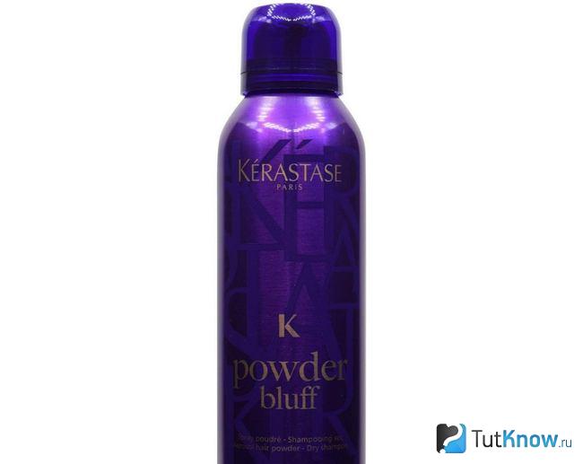 Флакон с сухим шампунем Powder Bluff на белом фоне