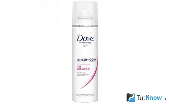 Флакон с сухим шампунем DOVE на белом фоне