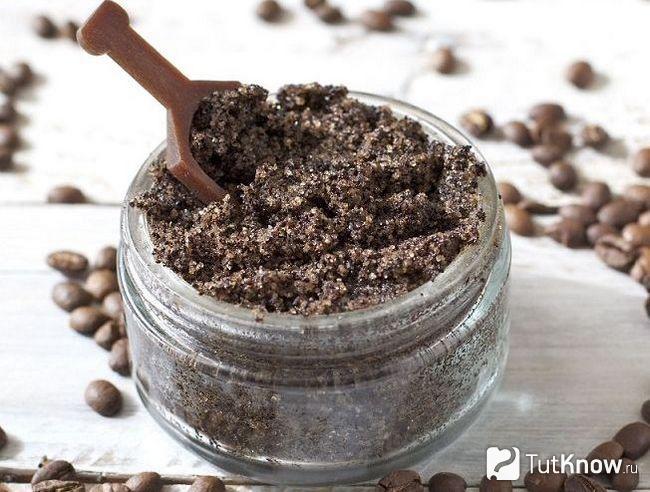 Баночка с кофейным скрабом крупным планом
