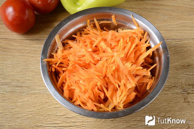 Миска с тёртой морковью