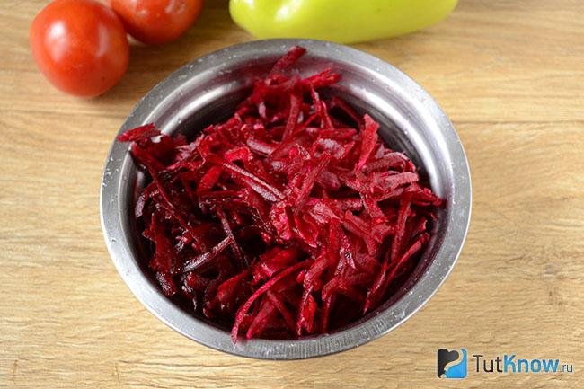 Миска с измельчённой свеклой
