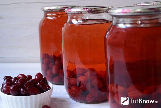 Банки с готовым компотом из кизила
