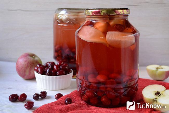 Компот из кизила и яблок готов к употреблению