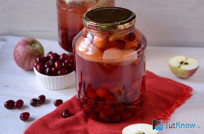 Закупоренная банка с компотом из кизила и яблок
