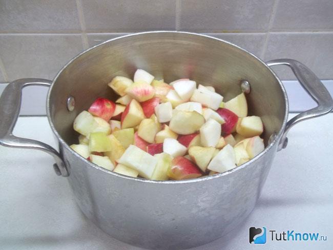 Яблоки нарезаны кусочками