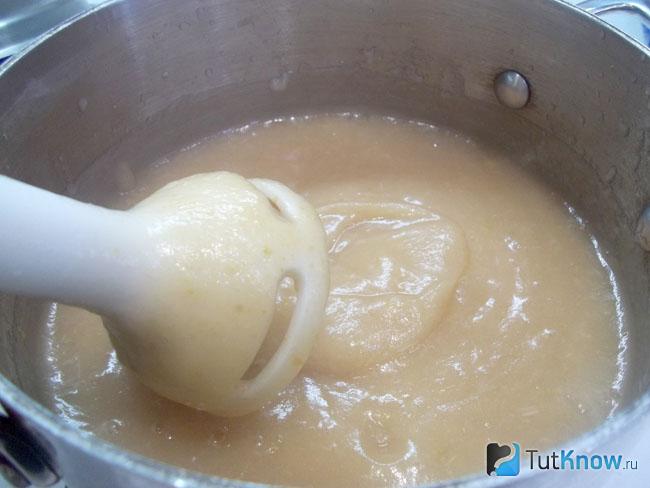 Отваренные яблоки пюрированы блендером