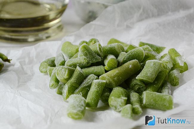 Кусочки замороженной стручковой фасоли крупным планом