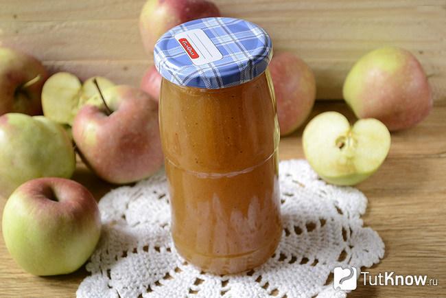Банка с яблочным джемом крупным планом