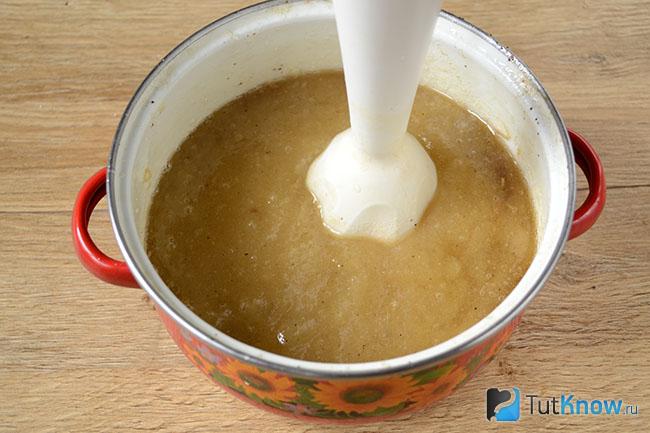 Яблочная масса взбивается блендером