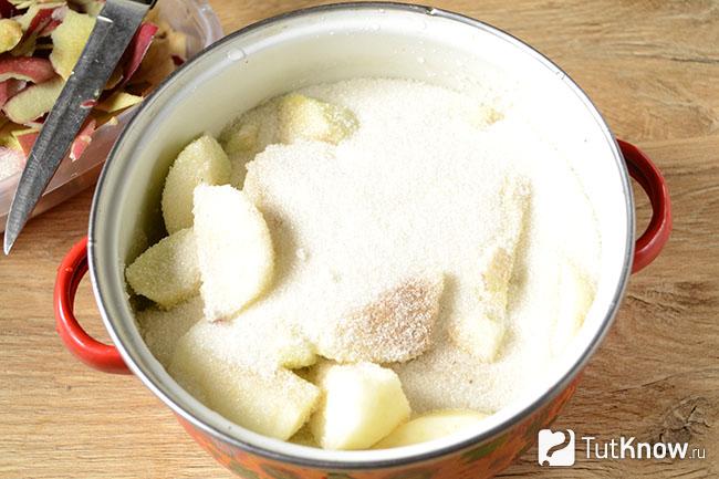 Яблоки засыпаны сахаром