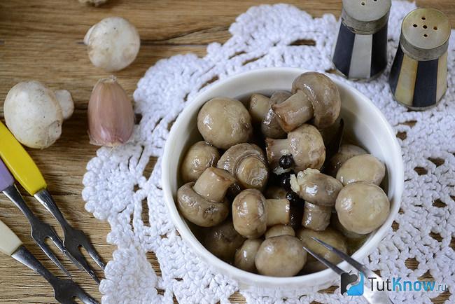 Быстрые маринованные шампиньоны поданы к столу