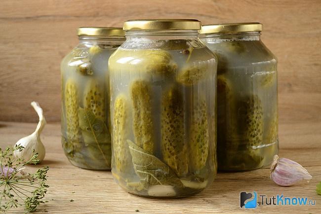 Три закатанные банки с огурцами