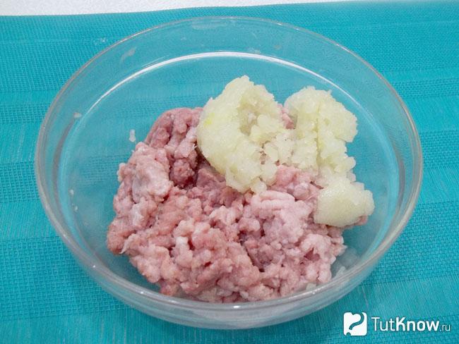 Лук перекручен через мясорубку