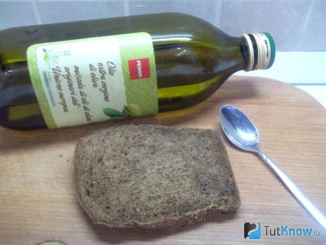 Хлеб пропитан оливковым маслом