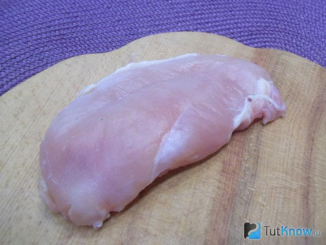 Куриная грудка вымыта от соли и высушена