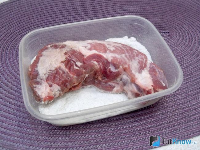 Мясо опущено в емкость с солью