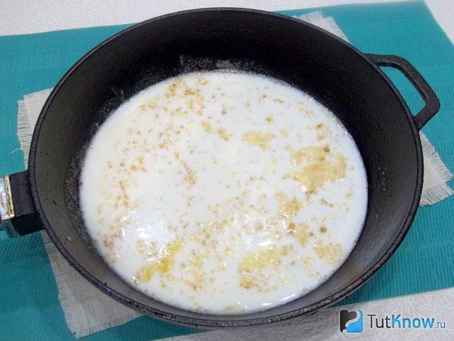 К муке с маслом налито молоко