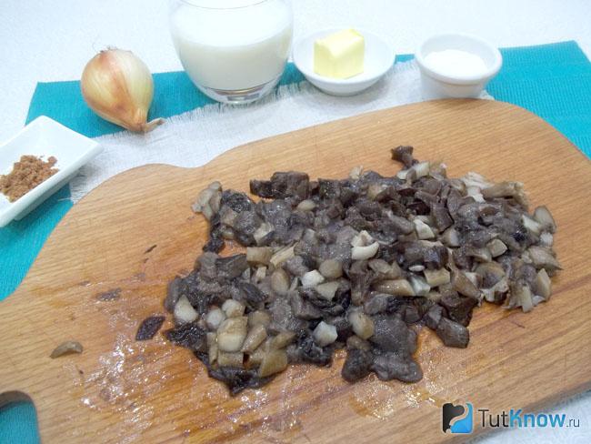 Грибы нарезаны кубиками