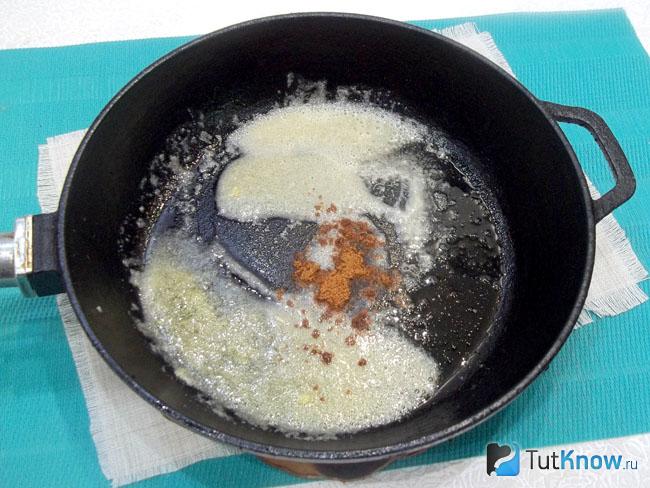 К маслу добавлен мускатный орех