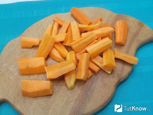 Морковь нарезана брусками