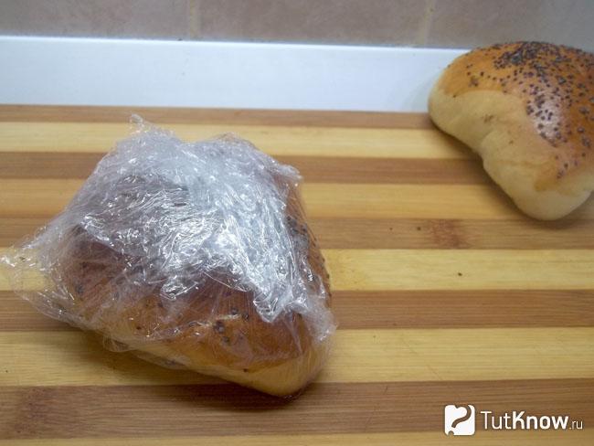 Булочки обернуты пищевой пленкой
