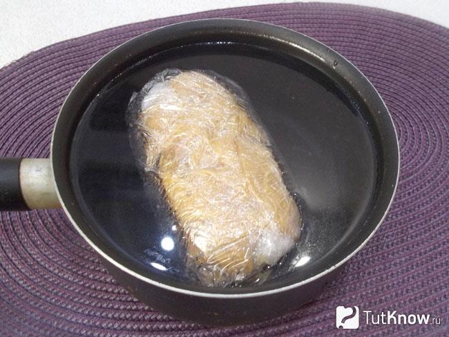 Куриная молочная колбаса варится