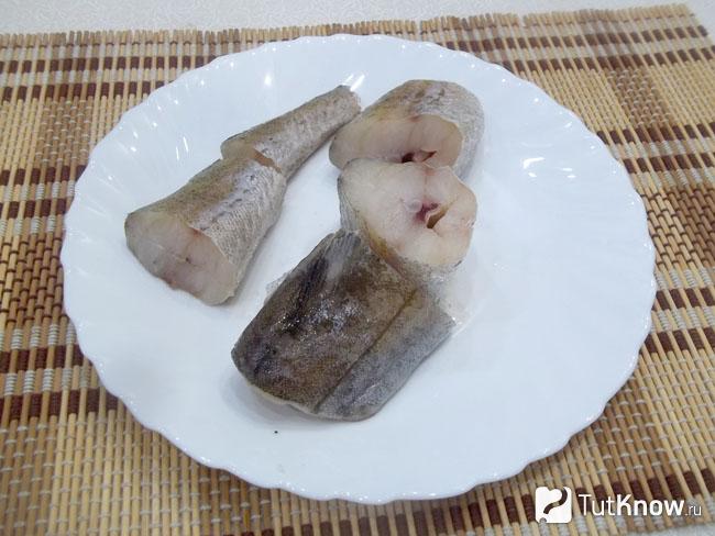 Рыба нарезана кусочками