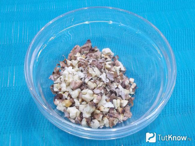 Грецкие орехи обжарены и подробленны кусочками
