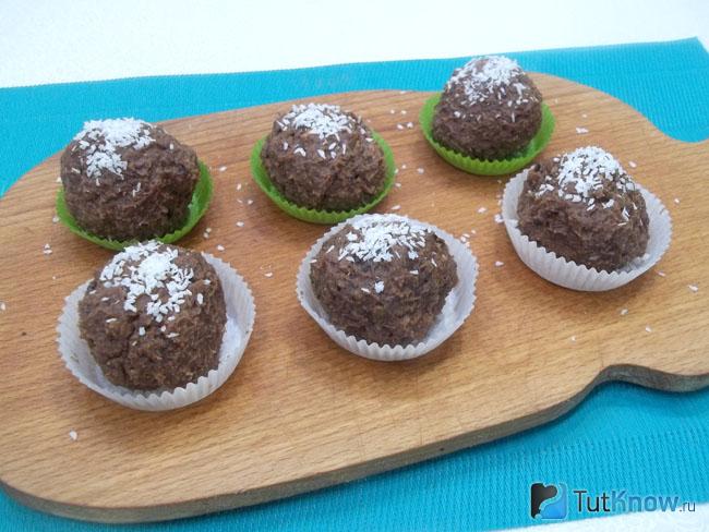 Готовые пирожное из белой фасоли с черносливом и орехами