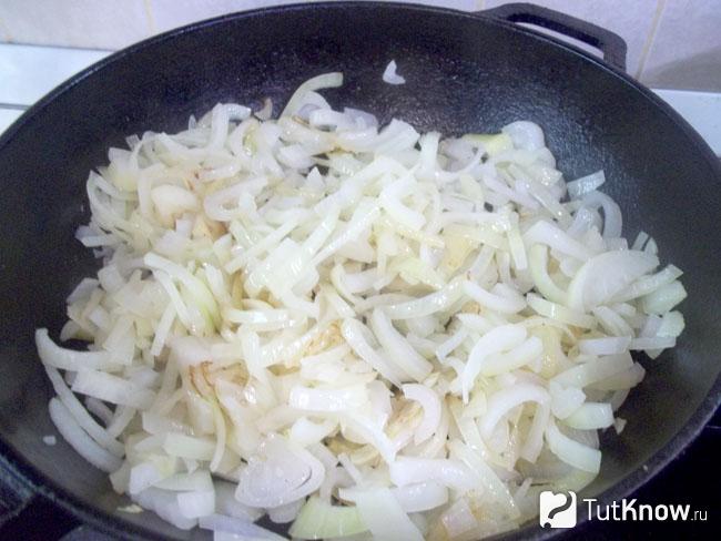 Репчатый лук жарится на сковороде