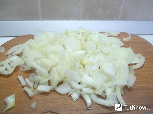 Репчатый лук нашинкован полукольцами