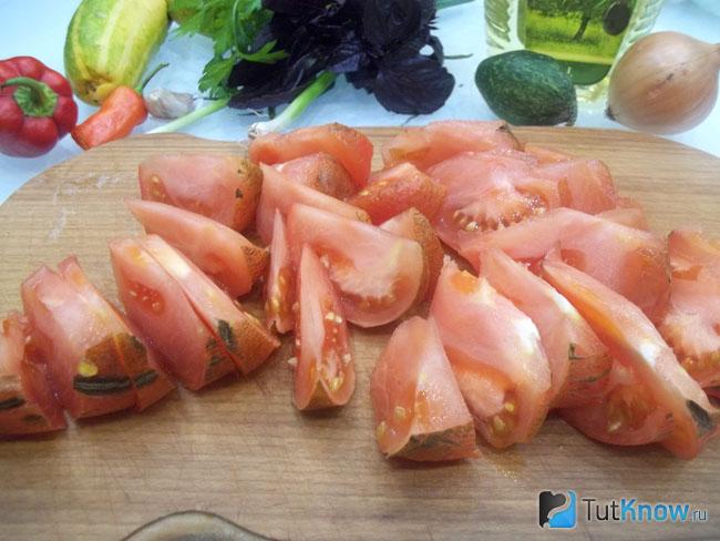 Помидоры нарезаны дольками