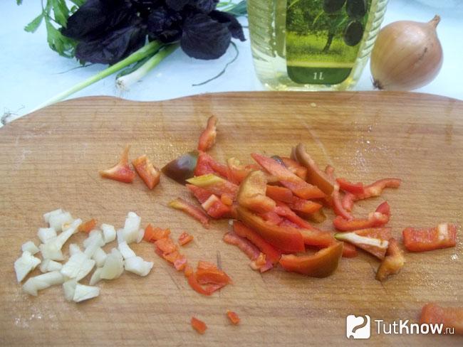 Перец и чеснок нарезаны соломкой