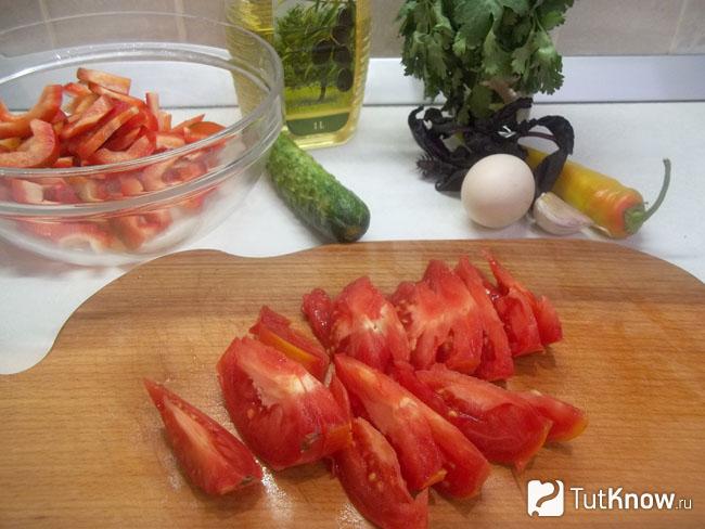 Помидоры нарезаны дольками
