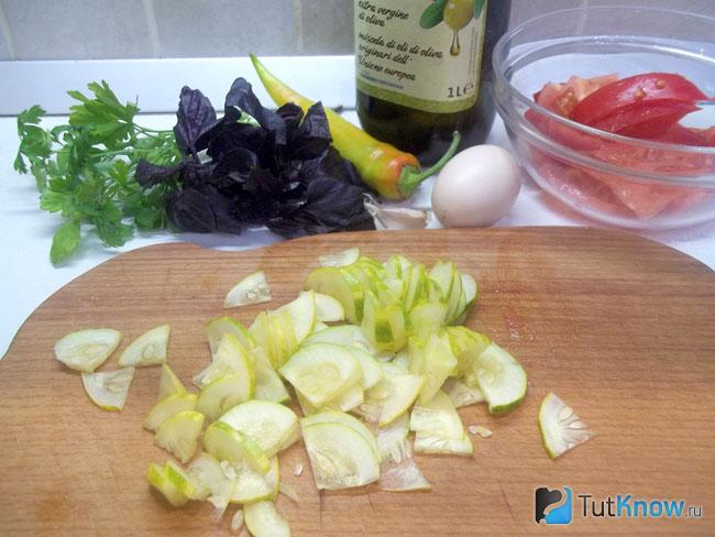 Огурцы нарезаны полукольцами