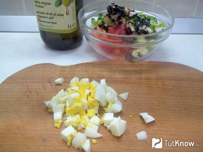 Отваренные яйца нарезаны кубиками