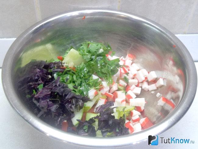 Крабовые палочки нарезаны кубиками, зелень измельчена
