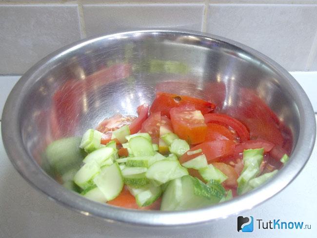 Огурцы нарезаны полукольцами
