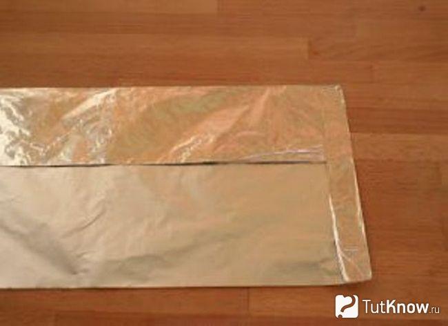 Кусок фольги с загнутыми краями