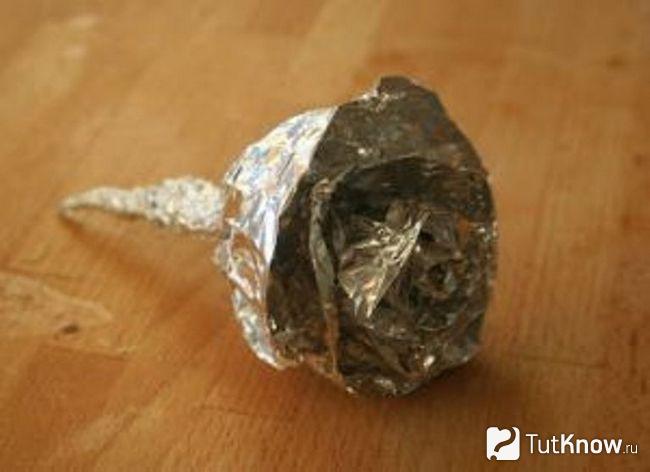 Роза из фольги крупным планом