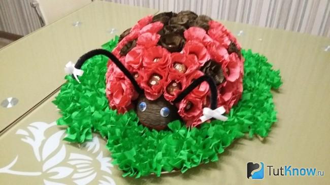 Божья коровка из конфет на столе