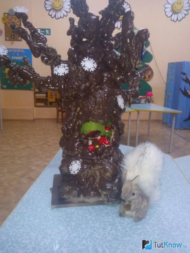 Дерево из пластиковых бутылок