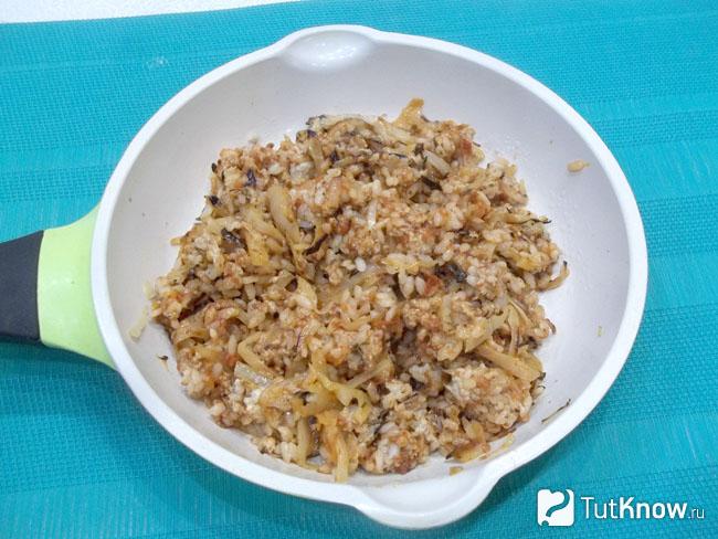 Готовая тушеная капуста с рисом и фаршем